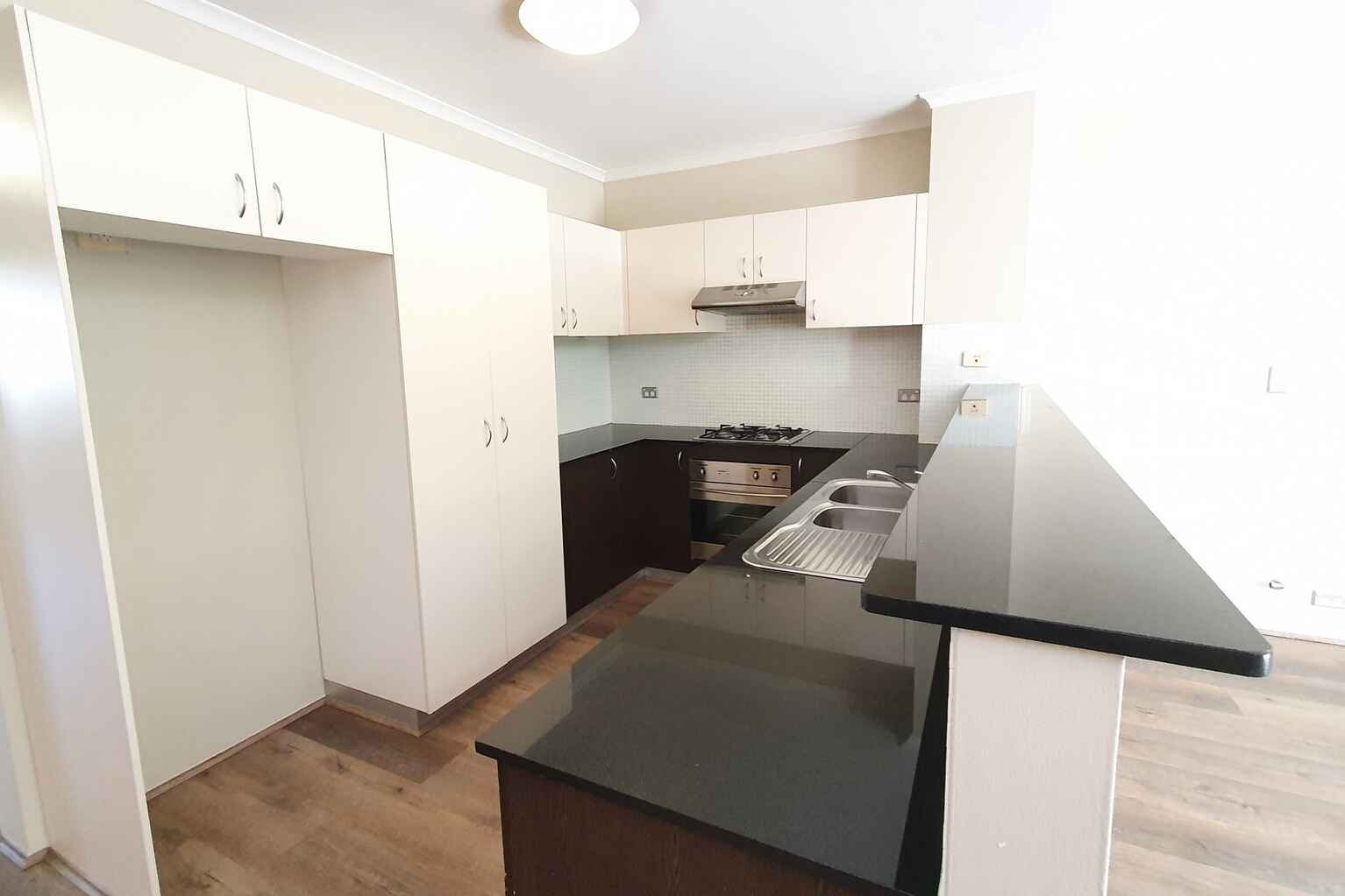 17/4 Gillespie Avenue Alexandria