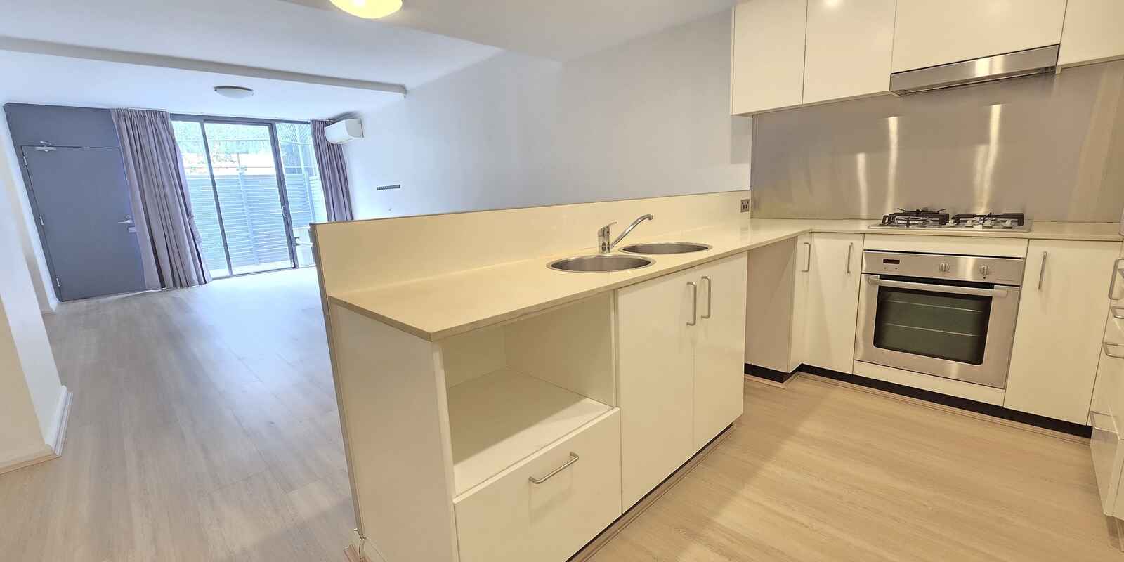 5/8 Grandstand Parade Zetland