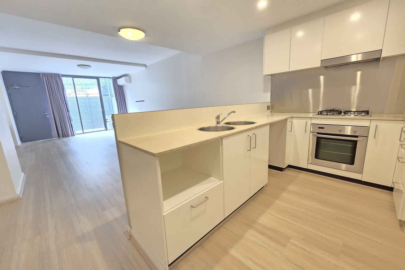 5/8 Grandstand Parade Zetland