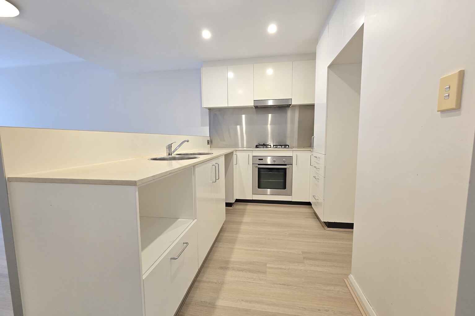 5/8 Grandstand Parade Zetland